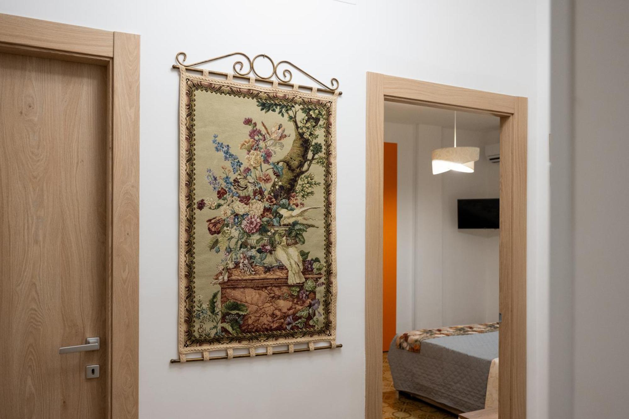 B&B Benvenuti Al Centro Caserta Bagian luar foto